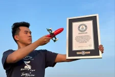 Model uçak tutkunu Xu Yang, Kasım ayındaki bir test sırasında bir prototipin düşmesinin ardından 23 Mart'ta rekoru kırdı (Görsel Kaynak: SCMP) Model uçak tutkunu Xu Yang, Kasım ayındaki bir test sırasında bir prototipin düşmesinin ardından 23 Mart'ta rekoru kırdı (Görsel Kaynak: SCMP)