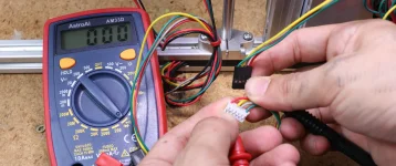 Multimetre elektriksel veya kablo sorunlarını kolayca teşhis etmeyi sağlar..webp